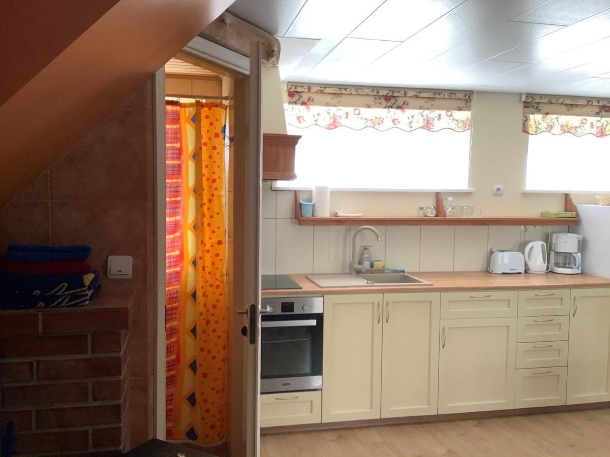 Paerna Guesthouse & Apartments Kuressaare Esterno foto